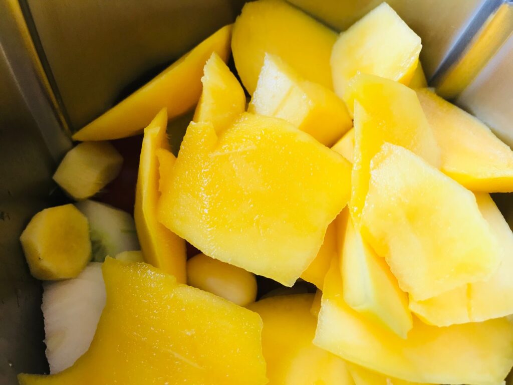 Adding sliced mangoes