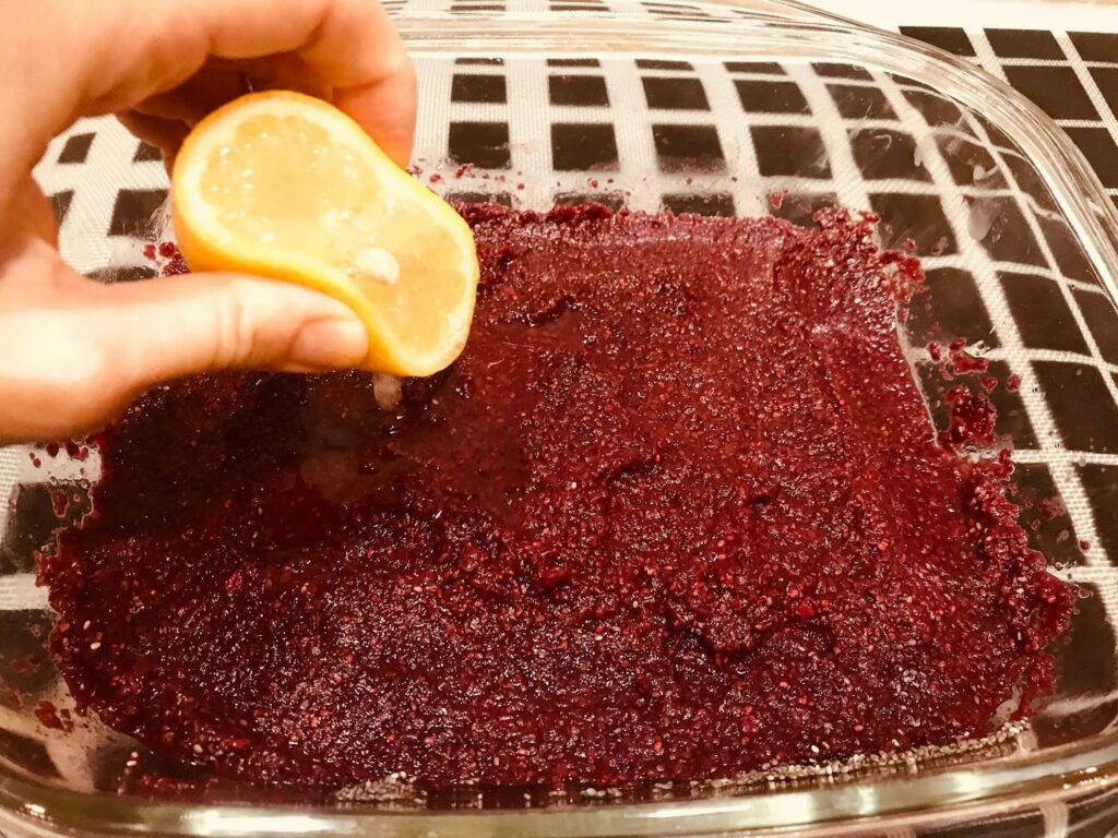 Adding lemon juice in the mixture